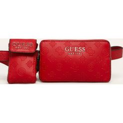 Guess Jeans - Nerka. Czerwone nerki damskie Guess Jeans, z aplikacjami, z bawełny, casualowe, bez dodatków. Za 429,90 zł.