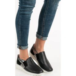 CZARNE PÓŁBUTY SLIP ON. Czarne półbuty damskie FILIPPO, bez wzorów, bez obcasa, bez zapięcia. Za 89,90 zł.
