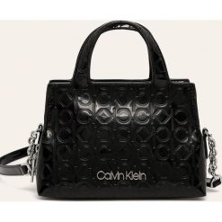Calvin Klein - Torebka. Czarne listonoszki damskie Calvin Klein, w paski, ze skóry ekologicznej, na ramię, małe, bez dodatków. Za 539,90 zł.