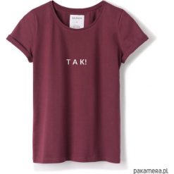 T-shirt bordowy TAK!. Czerwone t-shirty damskie Pakamera, z napisami, klasyczne, z klasycznym kołnierzykiem. Za 89,00 zł.
