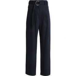 Samsøe & Samsøe MELLA Spodnie materiałowe dark sapphire. Niebieskie spodnie damskie marki Samsøe & Samsøe, s, bez wzorów, z lyocellu. Za 499,00 zł.