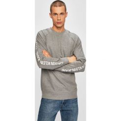 Calvin Klein Jeans - Bluza. Szare bluzy męskie Calvin Klein Jeans, m, z nadrukiem, z bawełny, z okrągłym kołnierzem, bez rękawów, bez kaptura. W wyprzedaży za 199,90 zł.