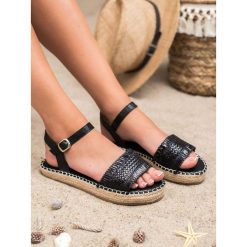 CZARNE SANDAŁY ESPADRYLE. Czarne espadryle damskie SMALL SWAN, bez wzorów, bez obcasa, bez zapięcia. Za 52,90 zł.