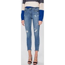 Guess Jeans - Jeansy. Niebieskie jeansy damskie Guess Jeans, s, z aplikacjami, z elastanu, z podwyższonym stanem. W wyprzedaży za 319,90 zł.
