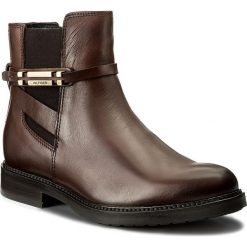 Botki TOMMY HILFIGER - Holly 15A FW0FW01438 Coffee 211. Czarne botki damskie na zamek marki TOMMY HILFIGER, z materiału, z okrągłym noskiem, na obcasie. W wyprzedaży za 399,00 zł.