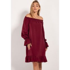 Sukienka w kolorze bordowym. Czerwone sukienki damskie Bessa, Moonlight, bez wzorów, z falbankami, bez rękawów, mini. W wyprzedaży za 134,95 zł.