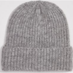 Czapka basic - Jasny szary. Szare czapki damskie Sinsay. W wyprzedaży za 12,99 zł.