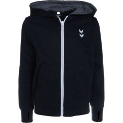 Hummel HMLKILLIAN ZIP JACKET Bluza rozpinana total eclipse. Niebieskie bluzy męskie marki Hummel, z bawełny. W wyprzedaży za 126,75 zł.