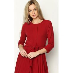 Bordowa Sukienka Pleated Belted. Szare sukienki marki Mohito, l, midi, dopasowane. Za 99,99 zł.
