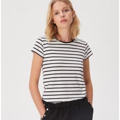 Koszulka w paski - Biały. Białe koszulki damskie Sinsay, s, w paski, bez kołnierzyka. Za 19,99 zł.