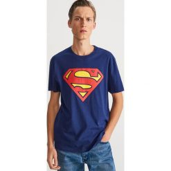 T-shirt z nadrukiem Superman - Granatowy. Niebieskie t-shirty męskie z nadrukiem Reserved, l. Za 59,99 zł.