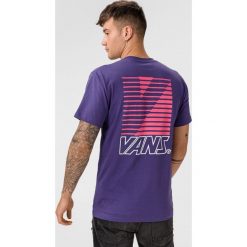 Vans Retro Sport Koszulka Fioletowy. Fioletowe podkoszulki męskie Vans, m, z nadrukiem, z bawełny, z krótkim rękawem. Za 145,95 zł.