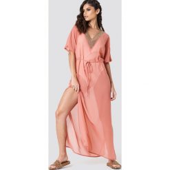 NA-KD Boho Zdobiona sukienka typu kaftan - Pink. Różowe sukienki damskie marki NA-KD Boho, z aplikacjami, boho, bez kołnierzyka, z krótkim rękawem, krótkie, mini. W wyprzedaży za 80,97 zł.
