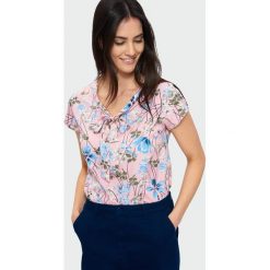 Elegancka bluzka z wiązanym dekoltem. Szare bluzki damskie Greenpoint, bez wzorów, z poliesteru, eleganckie, bez kołnierzyka, bez rękawów. Za 49,99 zł.