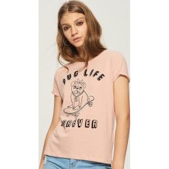T-shirt Pug Life Forever - Różowy. Czerwone t-shirty damskie Sinsay, l. W wyprzedaży za 9,99 zł.