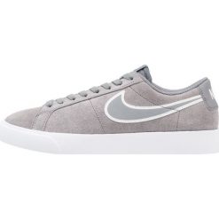 Nike SB BLAZER VAPOR Tenisówki i Trampki cool grey/white. Szare tenisówki damskie marki Nike SB, ze skóry. W wyprzedaży za 227,40 zł.