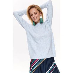SWETER DAMSKI W SUBTELNYM KOLORZE. Niebieskie swetry klasyczne damskie marki Top Secret, na lato, z dzianiny, z okrągłym kołnierzem. Za 129,99 zł.