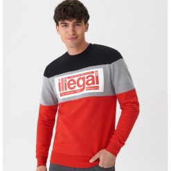 Bluza z nadrukiem Illegal - Czerwony. Czerwone bluzy męskie House, s, z nadrukiem, bez kołnierzyka, bez rękawów, bez kaptura. Za 79,99 zł.
