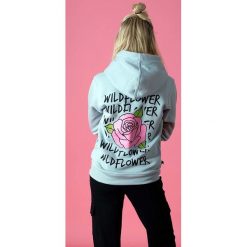 Szara bluza z kapturem Wildflower. Szare bluzy damskie ŁAP NAS, z nadrukiem, bez rękawów, z kapturem. Za 169,00 zł.