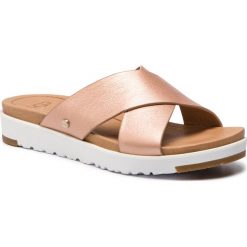 Klapki UGG - W Kari Metallic 1092669 W/Rgl. Brązowe klapki damskie Ugg, ze skóry. Za 479,00 zł.