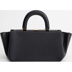 Mango - Torebka Albania. Czarne torby damskie na zakupy Mango, w paski, ze skóry ekologicznej, na ramię, bez dodatków. W wyprzedaży za 129,90 zł.
