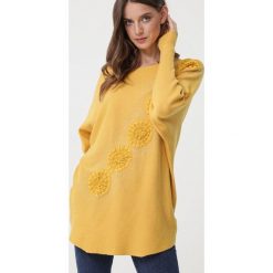 Żółty Sweter Jollys. Żółte swetry damskie Born2be, s, z aplikacjami, z koronki, klasyczne, z długim rękawem, długie, bez kaptura. Za 119,99 zł.