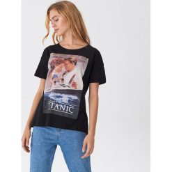 Koszulka z nadrukiem Titanic - Czarny. Czarne bluzki damskie House, xl, z nadrukiem, bez kołnierzyka, bez rękawów. Za 49,99 zł.