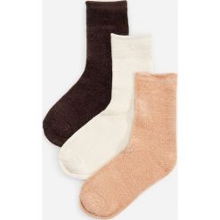 Pluszowe skarpetki 3 pack - Brązowy. Pomarańczowe skarpetki damskie Reserved, bez wzorów. Za 39,99 zł.
