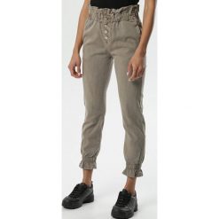 Khaki Spodnie Celestia. Brązowe jeansy damskie Born2be, s, bez wzorów, z podwyższonym stanem. Za 119,99 zł.