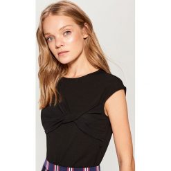 Koszulka z ozdobnym splotem - Czarny. Czarne t-shirty damskie marki Mohito, l, ze splotem. W wyprzedaży za 39,99 zł.