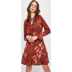 Vero Moda - Sukienka. Pomarańczowe sukienki damskie Vero Moda, na co dzień, s, w kwiaty, z poliesteru, casualowe, bez kołnierzyka, z długim rękawem, długie, maxi, rozkloszowane. W wyprzedaży za 129,90 zł.