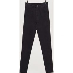 Jeansy HIGH WAIST - Czarny. Czarne spodnie damskie z wysokim stanem marki Cropp, z jeansu. Za 89,99 zł.