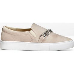 Buty wsuwane bonprix cielisty. Brązowe baleriny damskie marki bonprix, bez wzorów, bez obcasa, na płaskiej podeszwie. Za 89,99 zł.