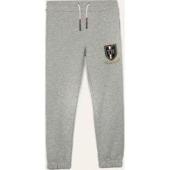 Tommy Hilfiger - Spodnie dziecięce 128-176 cm. Szare spodnie chłopięce TOMMY HILFIGER, bez wzorów, z bawełny. W wyprzedaży za 199,90 zł.