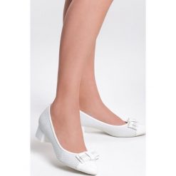 Białe Czółenka Love Eclipse. Białe czółenka damskie Renee, bez wzorów, bez obcasa, na słupku. Za 89,99 zł.