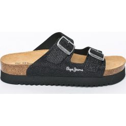 Pepe Jeans - Klapki. Czarne klapki damskie Pepe Jeans, bez wzorów, z jeansu, bez obcasa, na obcasie. W wyprzedaży za 159,90 zł.