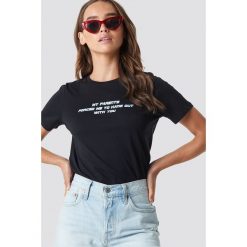 NA-KD Trend T-shirt Hang Out - Black. Czarne t-shirty damskie NA-KD Trend, z nadrukiem, z jersey, z klasycznym kołnierzykiem. Za 72,95 zł.