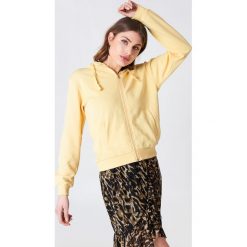 NA-KD Basic Bluza basic z kapturem - Yellow. Żółte bluzy damskie marki NA-KD Basic, bez wzorów, bez rękawów, z kapturem. W wyprzedaży za 36,47 zł.