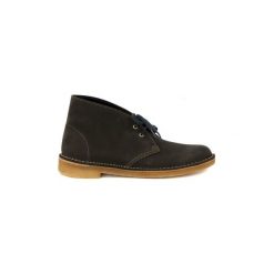 Buty Clarks DESERT BOOT W LODEN. Zielone trampki i tenisówki damskie marki Clarks, bez wzorów, bez zapięcia. Za 608,43 zł.