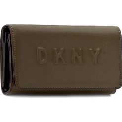 Duży Portfel Damski DKNY - Slgs Debossed Logo R172440203 Utility 382. Zielone portfele damskie DKNY, bez wzorów, ze skóry. W wyprzedaży za 409,00 zł.