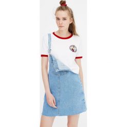 Koszulka z krótkim rękawem i naszywką. Białe t-shirty damskie Pull&Bear, z aplikacjami. Za 49,90 zł.
