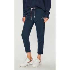 Ellesse - Spodnie. Niebieskie spodnie damskie marki Ellesse, bez wzorów, z poliesteru, casualowe. W wyprzedaży za 179,90 zł.