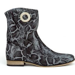 Wsuwane botki za kostkę - skóra naturalna - model 270 - kolor czarny wąż. Czarne botki damskie Zapato, ze skóry, klasyczne, za kostkę, bez obcasa, bez zapięcia. W wyprzedaży za 319,20 zł.