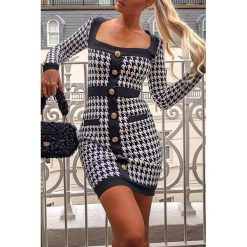 Sukienka TAZERA. Czarne sukienki damskie IVET, bez wzorów, eleganckie, bez kołnierzyka, z krótkim rękawem, krótkie, mini. W wyprzedaży za 99,00 zł.