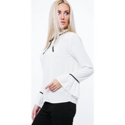 Bluzka ze stójką kremowa MP28450. Białe bluzki na imprezę Fasardi, m, ze stójką. Za 39,00 zł.