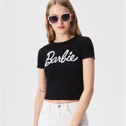 T-shirt z nadrukiem Barbie - Czarny. Czarne t-shirty damskie Sinsay, xl, z nadrukiem, bez kołnierzyka. Za 29,99 zł.