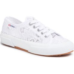 Tenisówki SUPERGA - 2750 Macramew S008YA0 White 900. Białe półbuty damskie Superga, bez wzorów, z gumy, bez obcasa, na płaskiej podeszwie, bez zapięcia. W wyprzedaży za 259,00 zł.