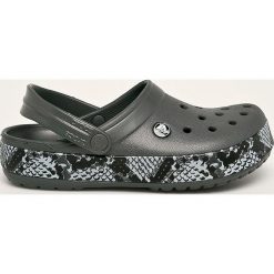 Crocs - Klapki. Białe klapki damskie Crocs, bez wzorów, z gumy, bez obcasa, na obcasie. Za 219,90 zł.
