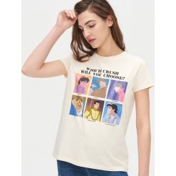 Koszulka Disney - Kremowy. Białe koszulki damskie Cropp, s, z motywem z bajki, bez kołnierzyka. W wyprzedaży za 25,99 zł.