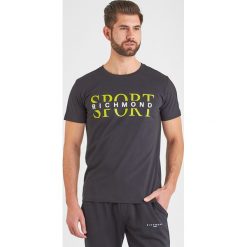 T-SHIRT John Richmond Sport. T-shirty męskie John Richmond Sport, xxl, bez wzorów, sportowe, bez kołnierzyka. W wyprzedaży za 216,30 zł.